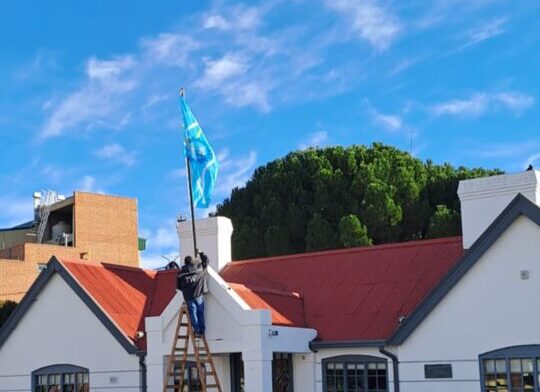 El mástil del museo Pueblo de Luis volvió a izar la bandera