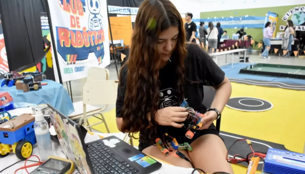 La Muestra 2025 de la ESETP 724 reunió a escuelas y comunidad