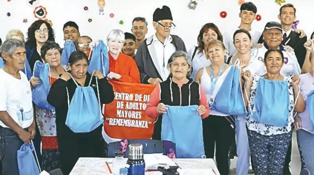 El Municipio acompañó una jornada solidaria junto a una iglesia en los Centros de Día de Adultos Mayores