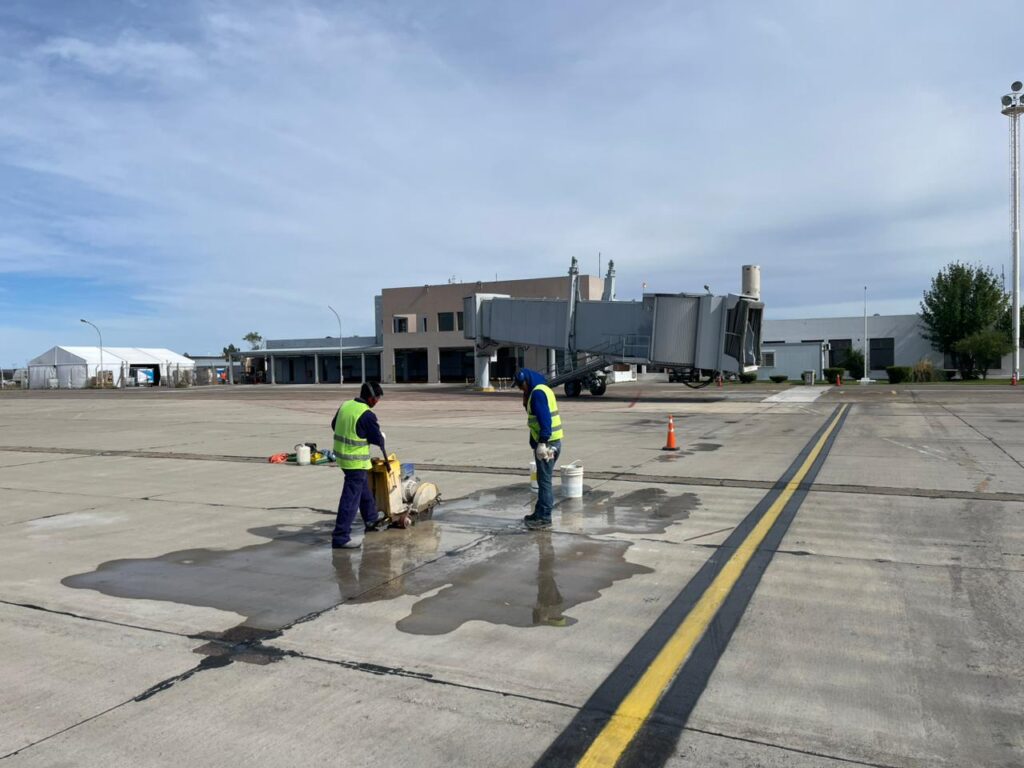 Trelew avanza con la reparación de la plataforma del aeropuerto Marcos A. Zar sin afectar las operaciones aéreas