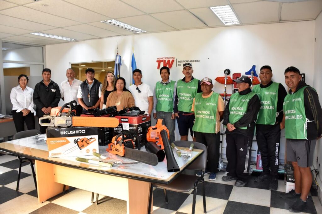 Con apoyo de la Secretaría de Trabajo provincial, Producción de Trelew, entregó herramientas para el mantenimiento de espacios verdes