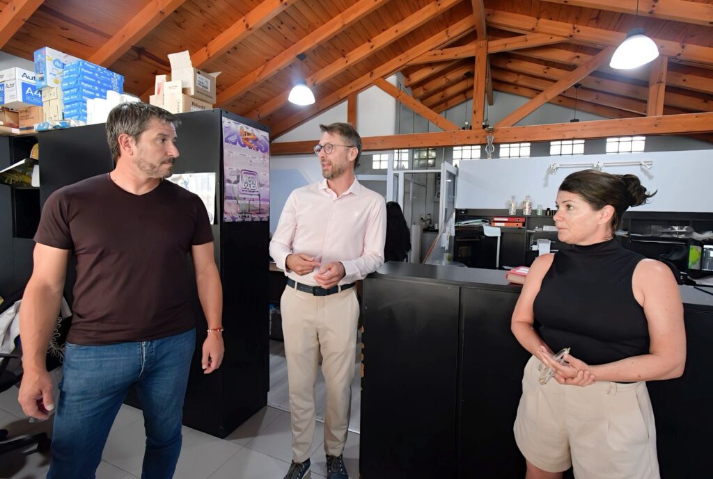 Merino visitó Farmacia Gutiérrez y dialogó con sus dueños