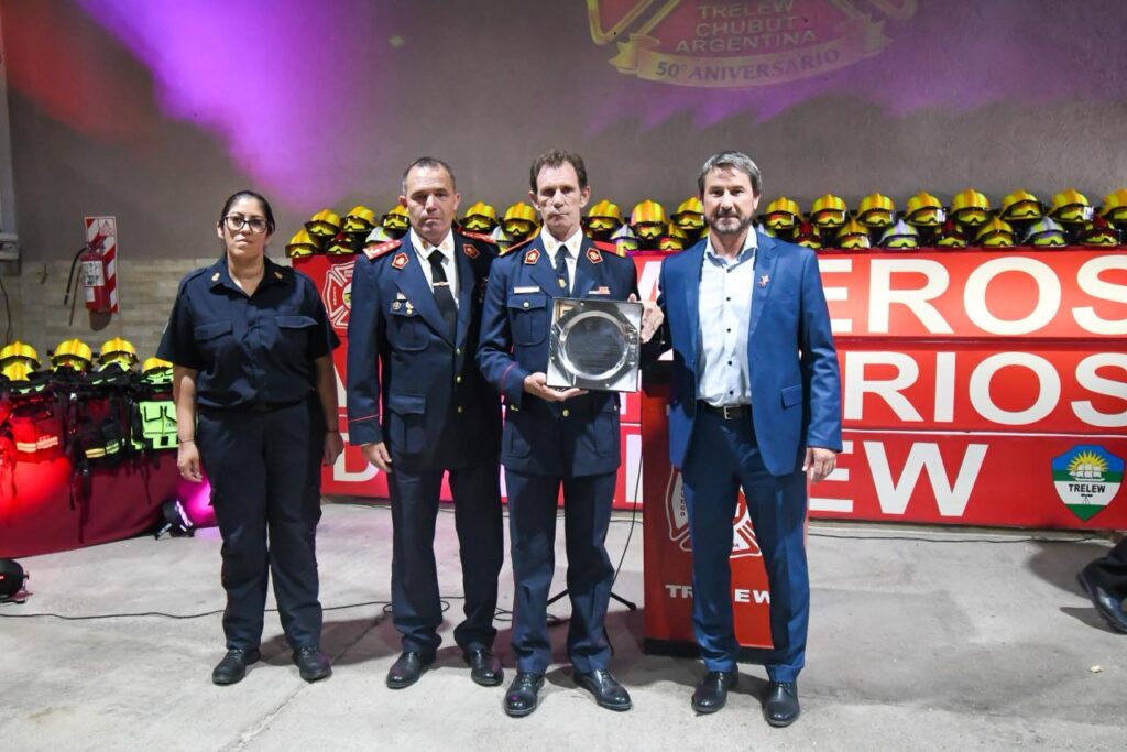 Merino acompañó el acto por el 50° aniversario de los Bomberos Voluntarios de Trelew