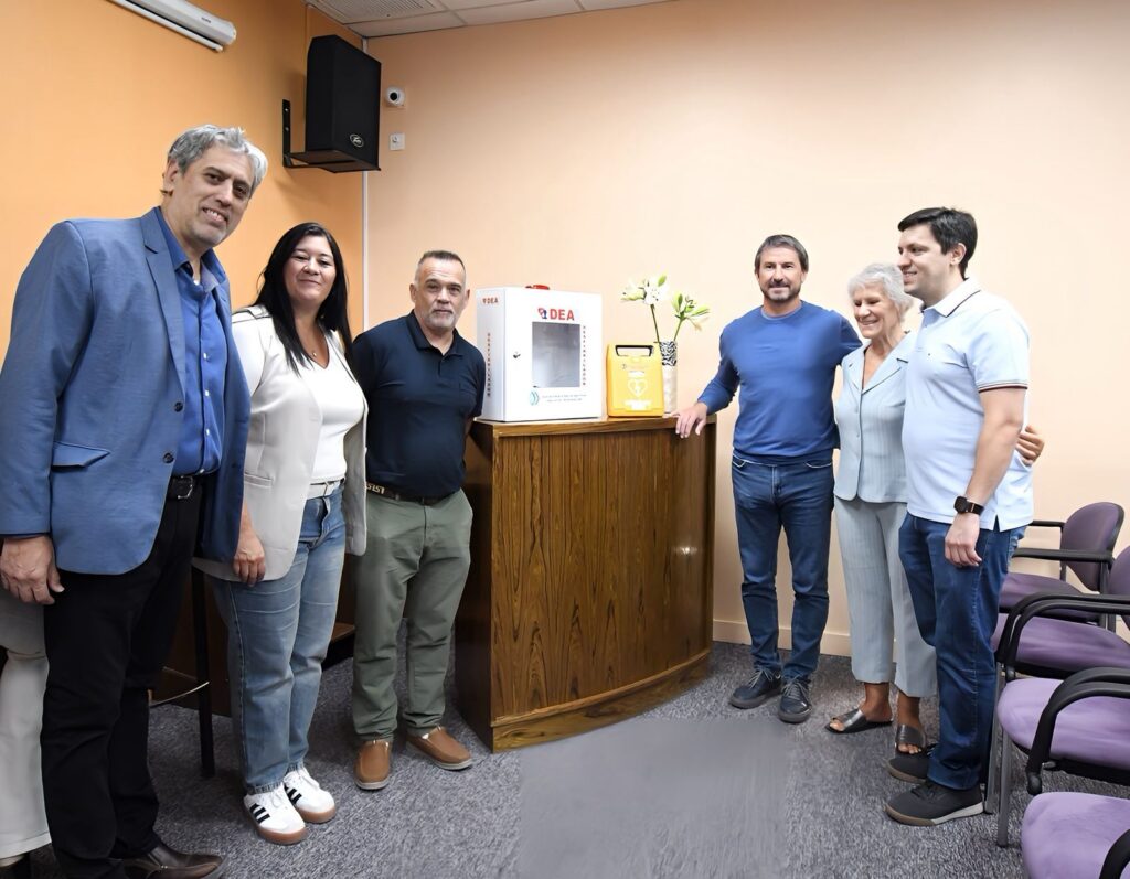 La Asociación Austral de Anestesia donó un DEA al Municipio de Trelew y acompaña mejoras en el Centro Cultural