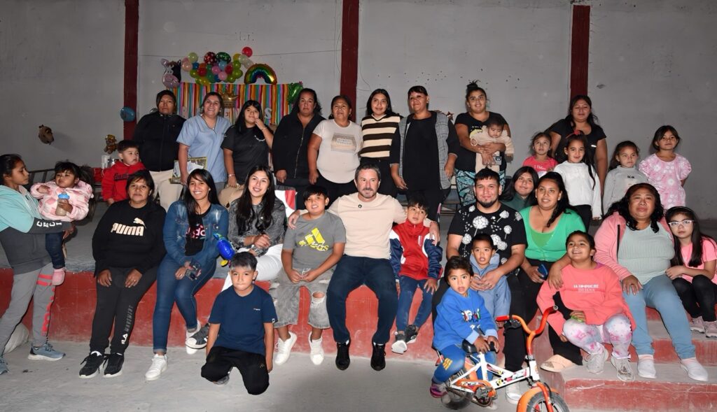Merino recorrió el gimnasio recuperado del barrio Primera Junta y destacó el trabajo comunitario