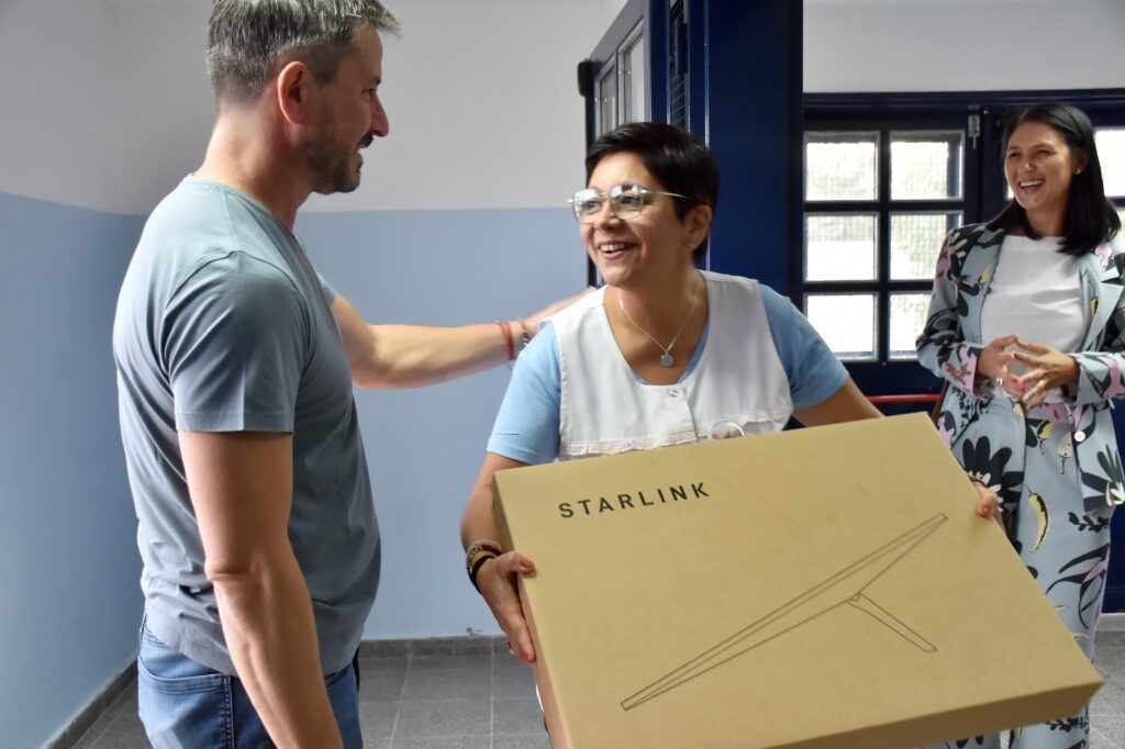 Merino entregó equipamiento a la Escuela 3, para mejorar las condiciones y la conectividad