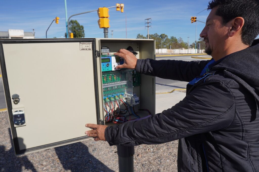 Ya funcionan los semáforos en el acceso al Hospital de Alta Complejidad “María Humphreys”