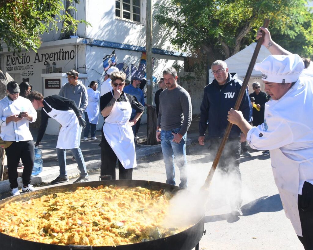 El Municipio de Trelew acompañó la 8° edición de la Paella Solidaria