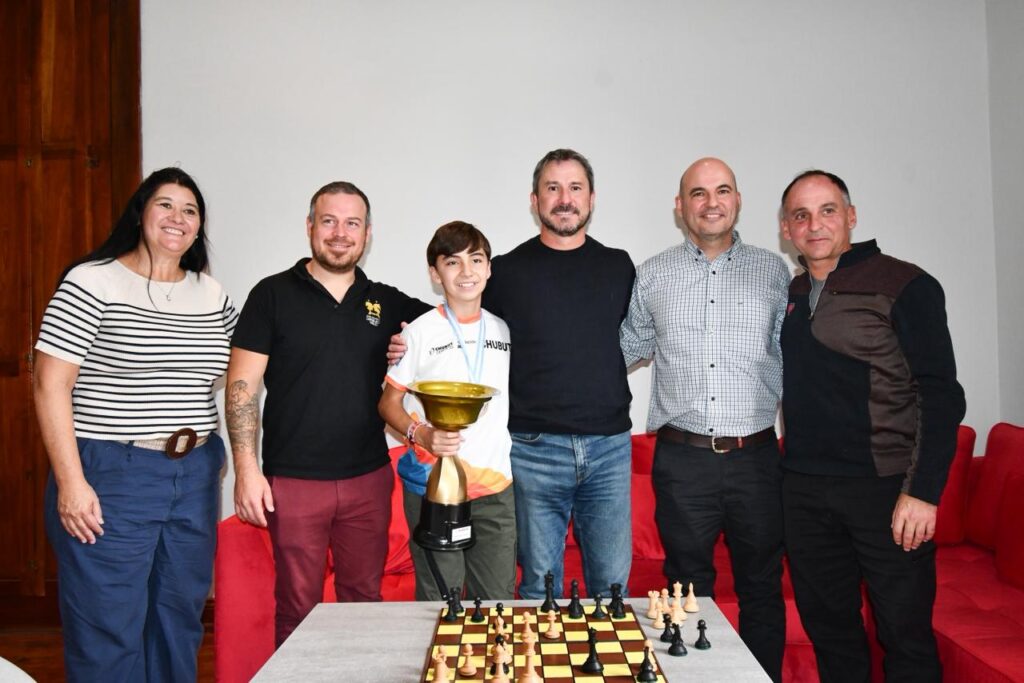 Merino recibió al reciente campeón argentino de ajedrez Alfonso Uzcudún