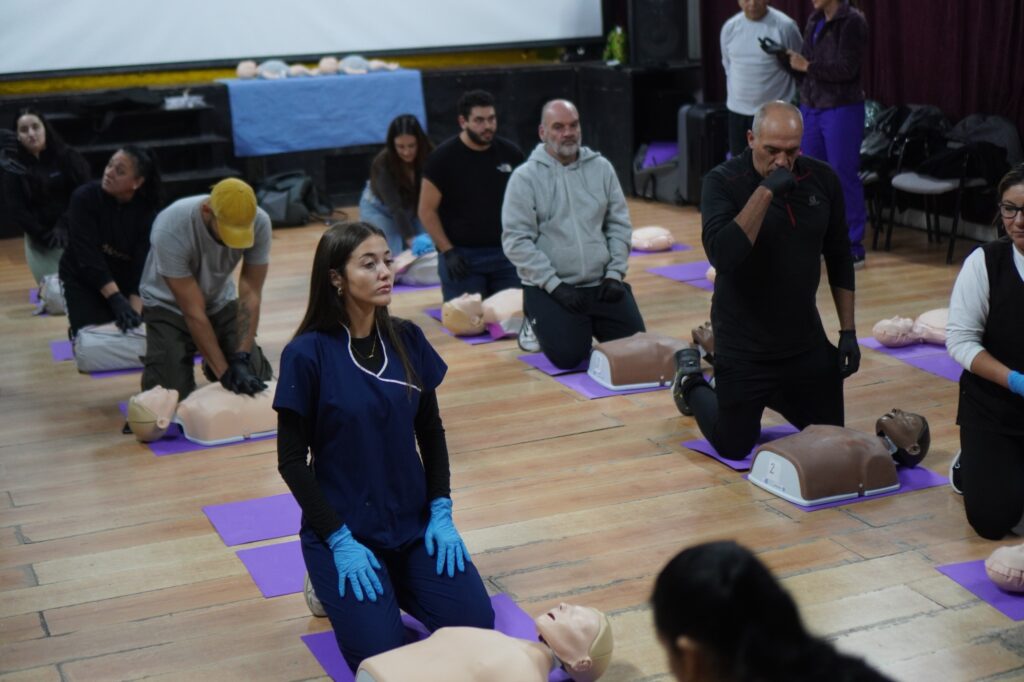 Con acompañamiento municipal, se dictó un taller gratuito de RCP en Trelew