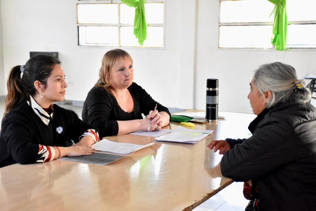 “Tu casa, Tu título” comenzó esta semana en Planta de Gas y continúa recorriendo los barrios de Trelew