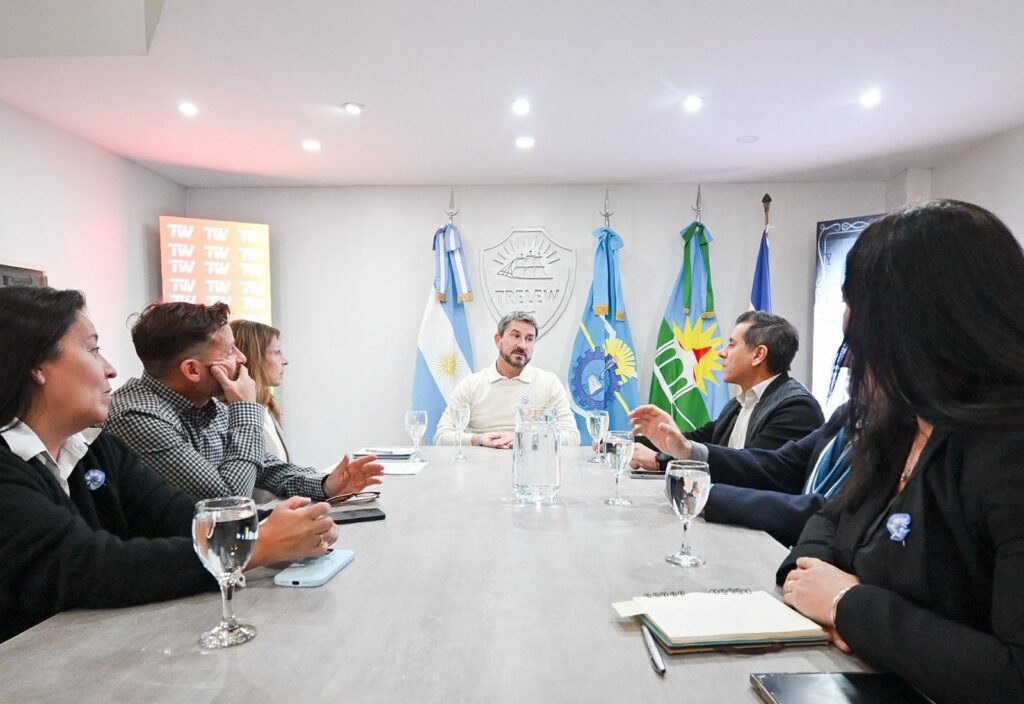 Trelew y la Facultad de Ciencias Económicas trabajan en una agenda conjunta sobre empleo, tecnología y formación