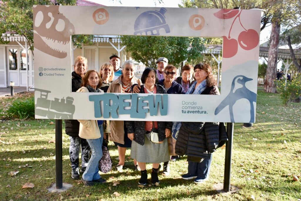 El Municipio llevó a adultos mayores por un recorrido turístico y cultural por el centro de Trelew