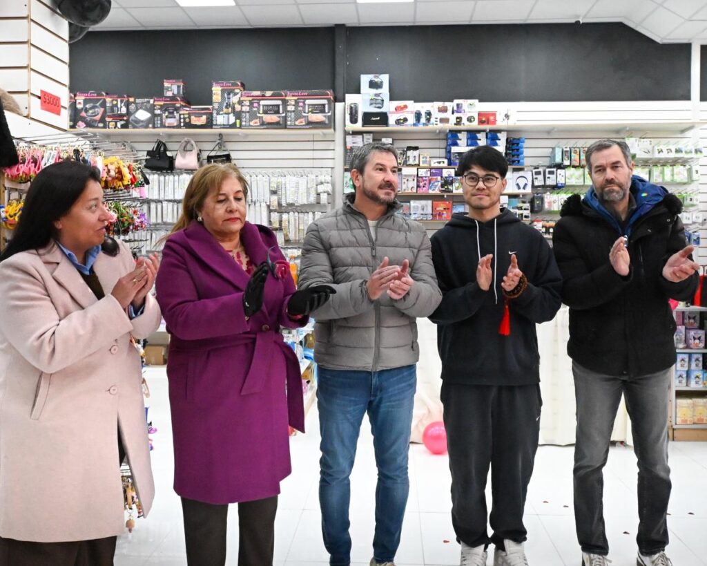 Merino acompañó la apertura de Lin’s Regalería, una nueva inversión comercial que generó empleo en Trelew