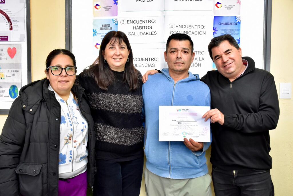 Familias de Trelew recibieron certificados tras 9 talleres de crianza en el CIC Menfa