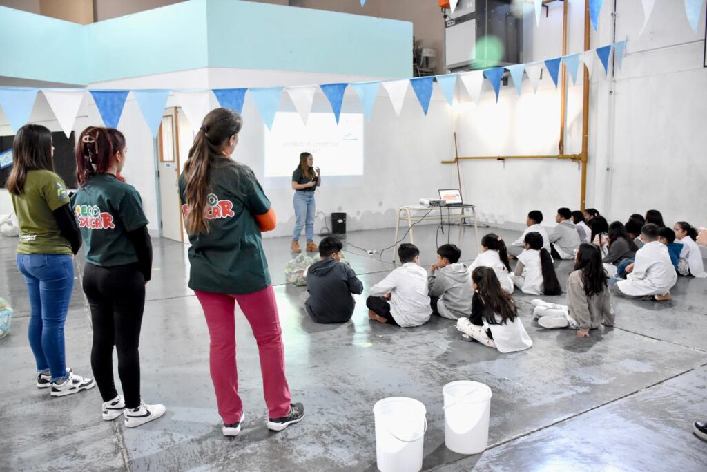 Eco Educar continúa su recorrido por Trelew y llegó a la Escuela N° 199