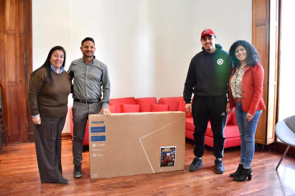El Municipio de Trelew premió a contribuyentes que están al día con 3 Smart TV