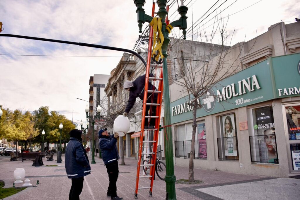 El Municipio de Trelew realizó tareas de mantenimiento en las históricas farolas de la peatonal Gazín