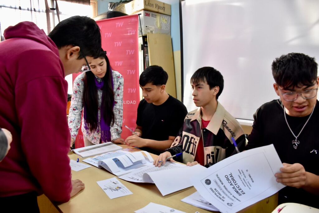 “Educar para la Democracia”: 100 estudiantes de la Escuela 762 practicaron elecciones con boleta única
