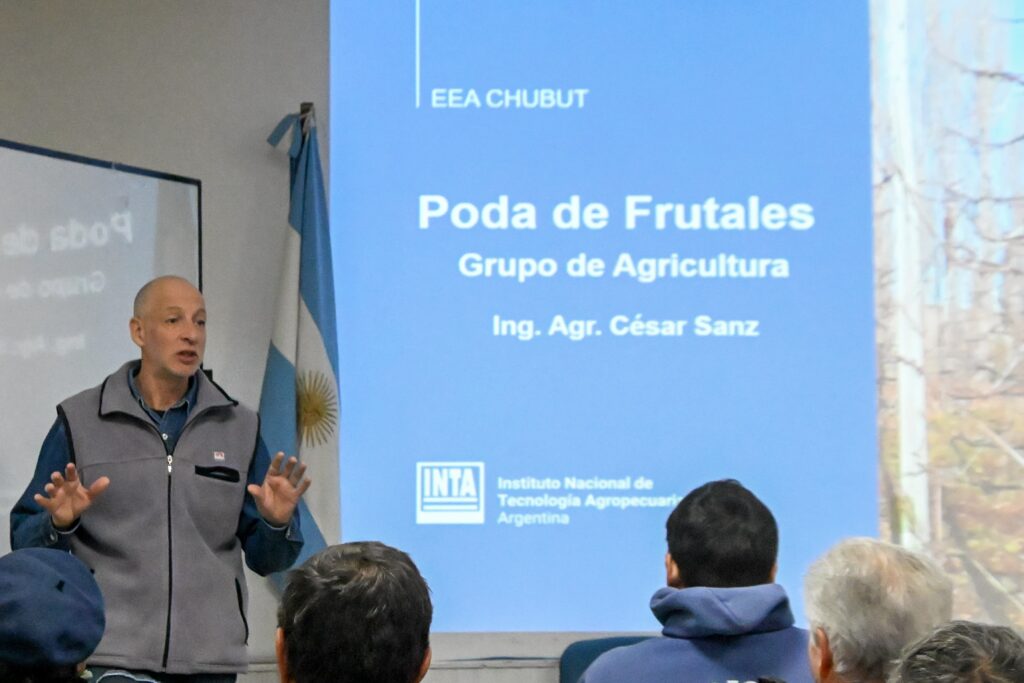 Con gran participación, el Municipio de Trelew y el INTA dictaron un taller de poda de frutales