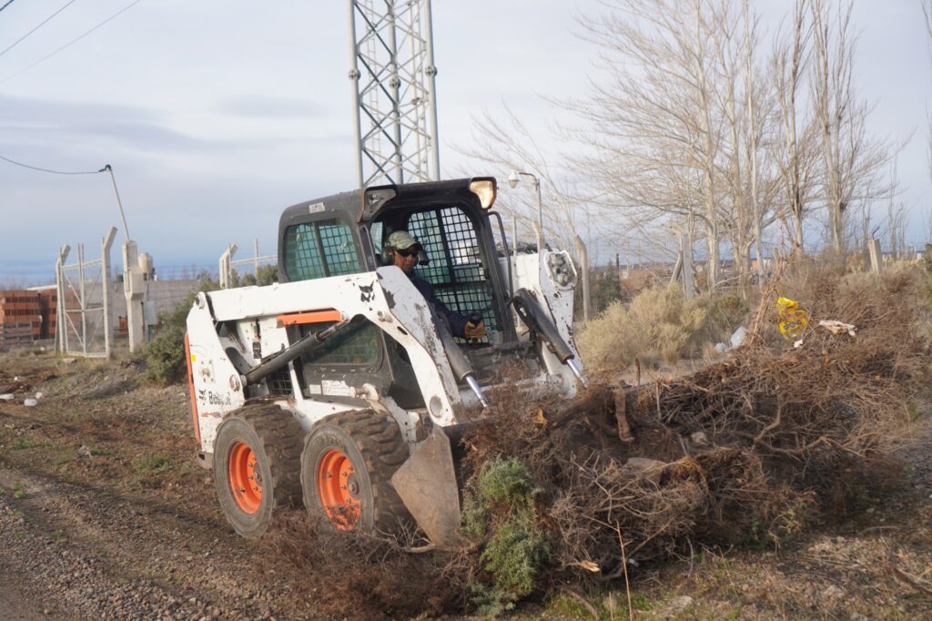 Trelew: el Municipio realizó tareas de desmalezamiento en la intersección de Michael Jones y Lafken