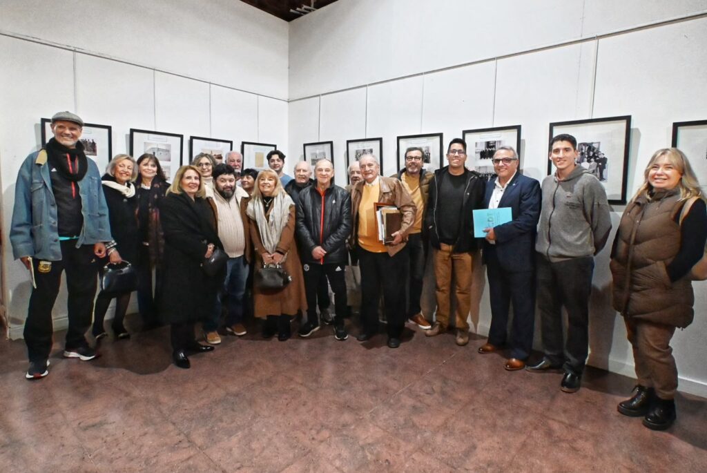 Quedó inaugurada la muestra fotográfica «Banco de la Nación Argentina: Motor del desarrollo trelewense»