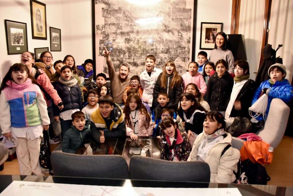 Estudiantes de la Escuela 189 conocieron el Municipio de Trelew y dialogaron con el intendente Merino