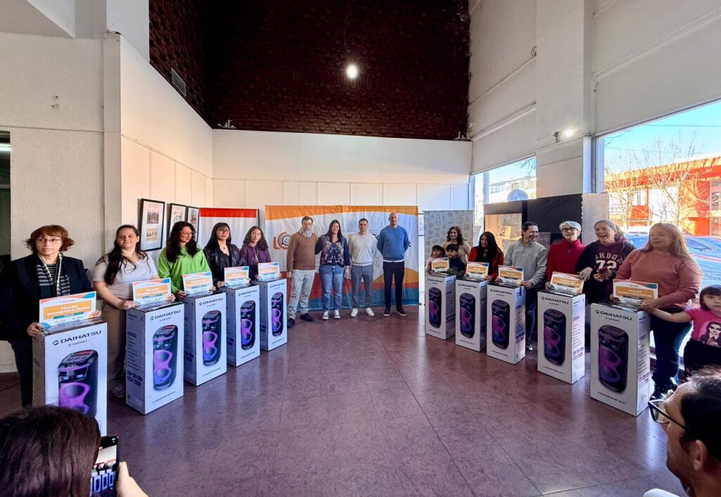 Lotería entregó equipamiento de sonido para fortalecer los talleres culturales de Trelew