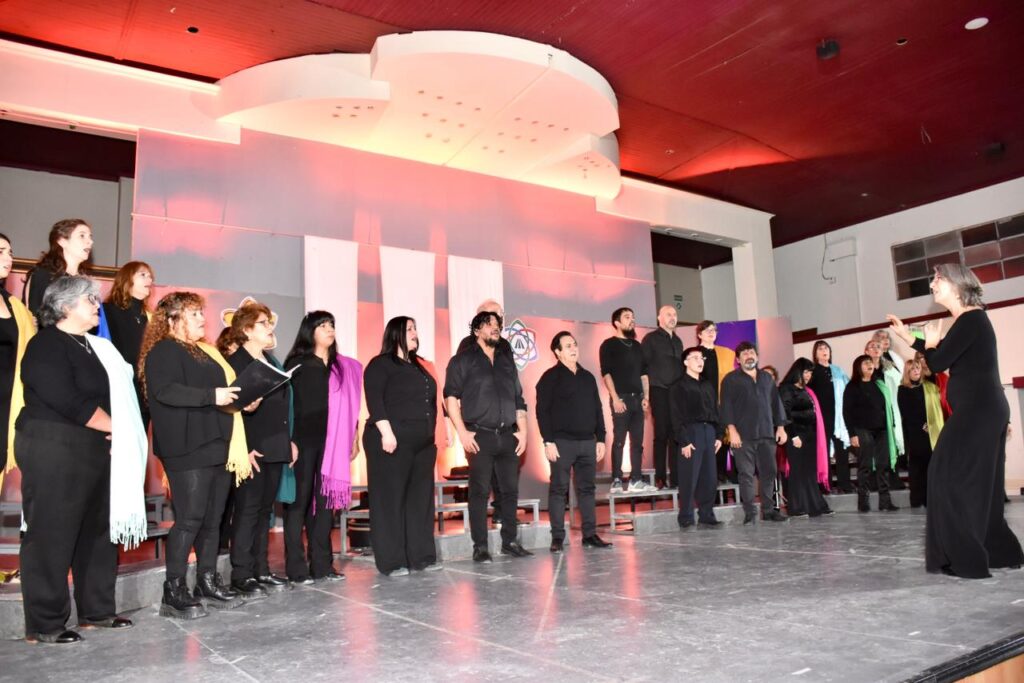 El Coro Municipal de Trelew celebró su 58.º aniversario y su directora Andrea Freyer se despidió de la formación