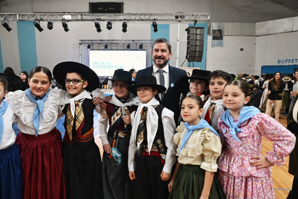Trelew celebró el Día de la Independencia con un multitudinario Gran Pericón Nacional
