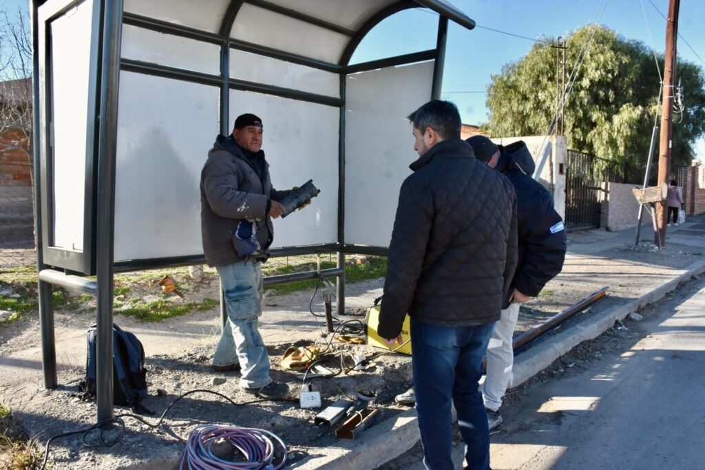 El Municipio de Trelew ya restauró más del 50% de las garitas de colectivo de la ciudad