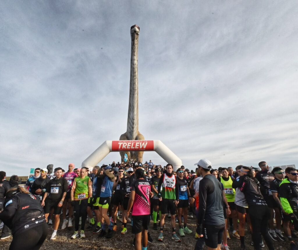 Casi 400 corredores, atletas de élite y cientos de familias dieron vida a una histórica Dino Cross en Trelew