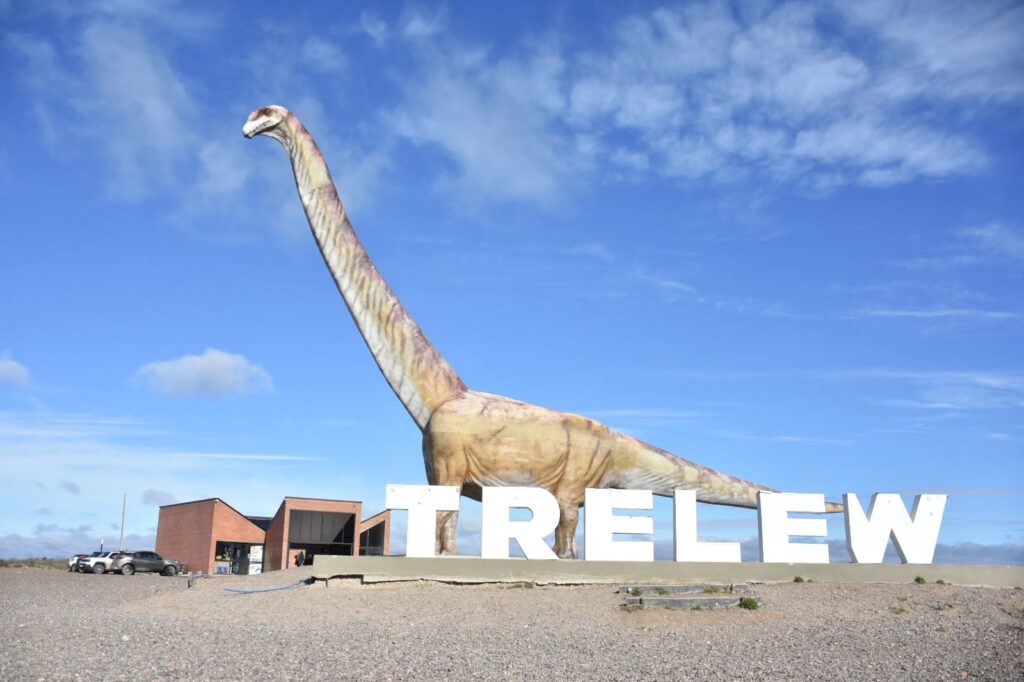 El Municipio de Trelew licitó espacio comercial en el Centro de Visitantes del dinosaurio ubicado en el ingreso a la ciudad