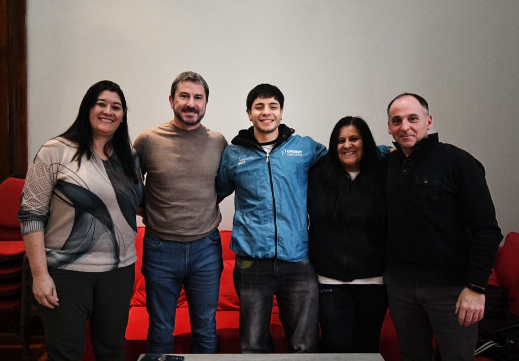 Merino recibió a Ariel Flores Cheún, representante de Trelew que competirá en los Juegos Sudamericanos Odesur