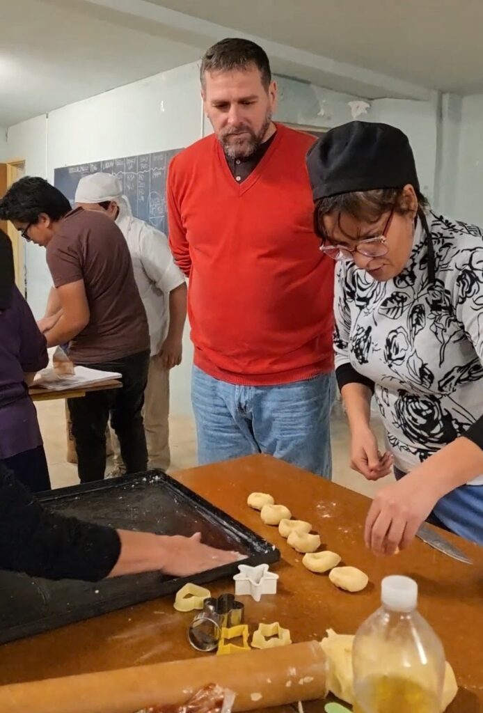 Trelew: el Municipio fortalece la formación en oficios con una nueva edición del curso de Panadería en el barrio Abel Amaya