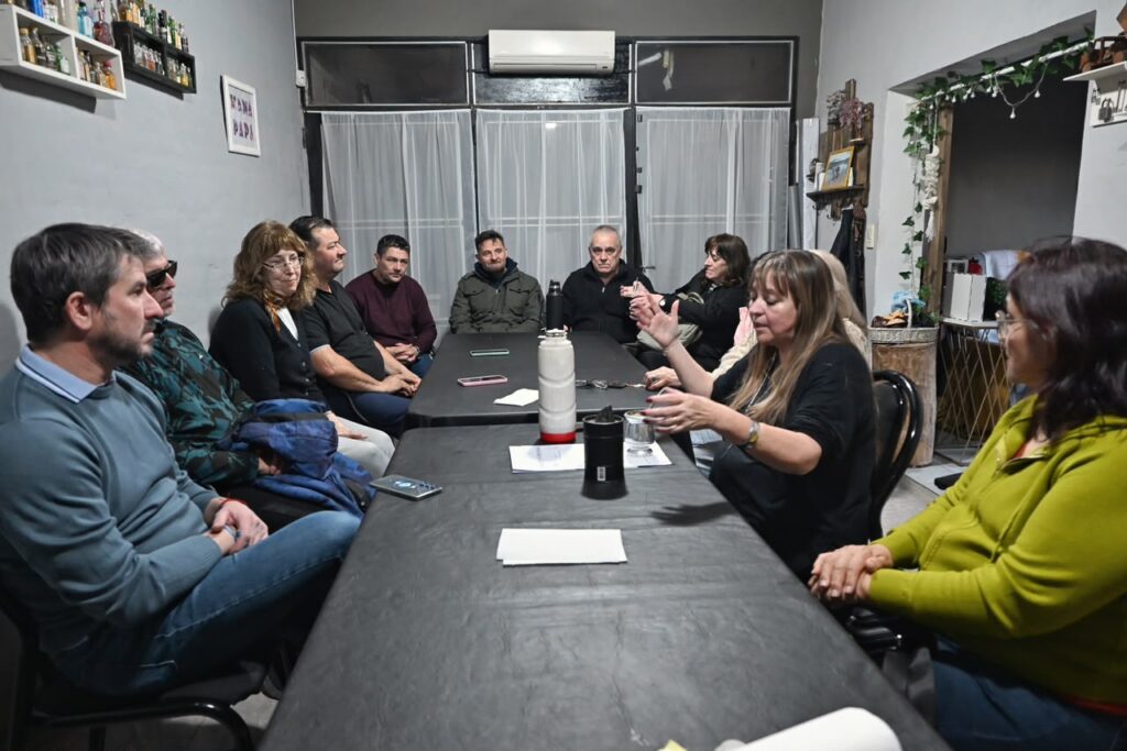 Merino analizó con vecinos del barrio Sarmiento alternativas para avanzar con nuevas cuadras de pavimento