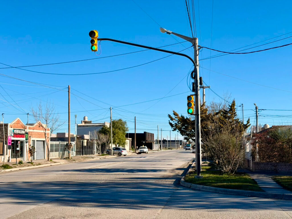 Trelew: se habilitó semáforo en Marconi y López y Planes