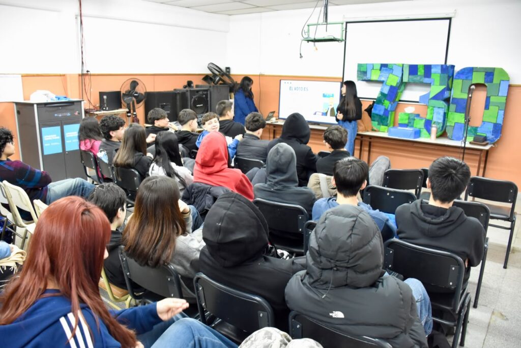 El Municipio de Trelew llevó “Educar para la Democracia” a la Escuela N.º 730