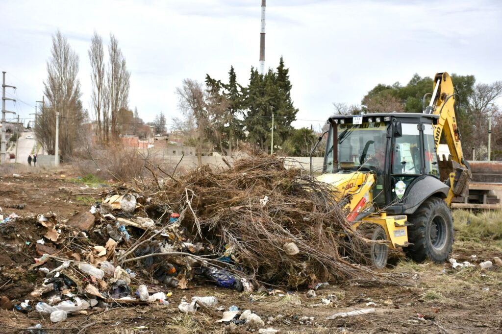 El Municipio de Trelew erradicó mini basural y realizó tareas de mantenimiento en el barrio Malvinas