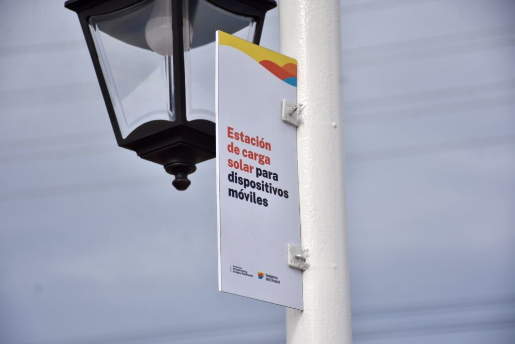 La Municipalidad de Trelew instaló un puesto de carga solar para celulares en la Laguna Chiquichano
