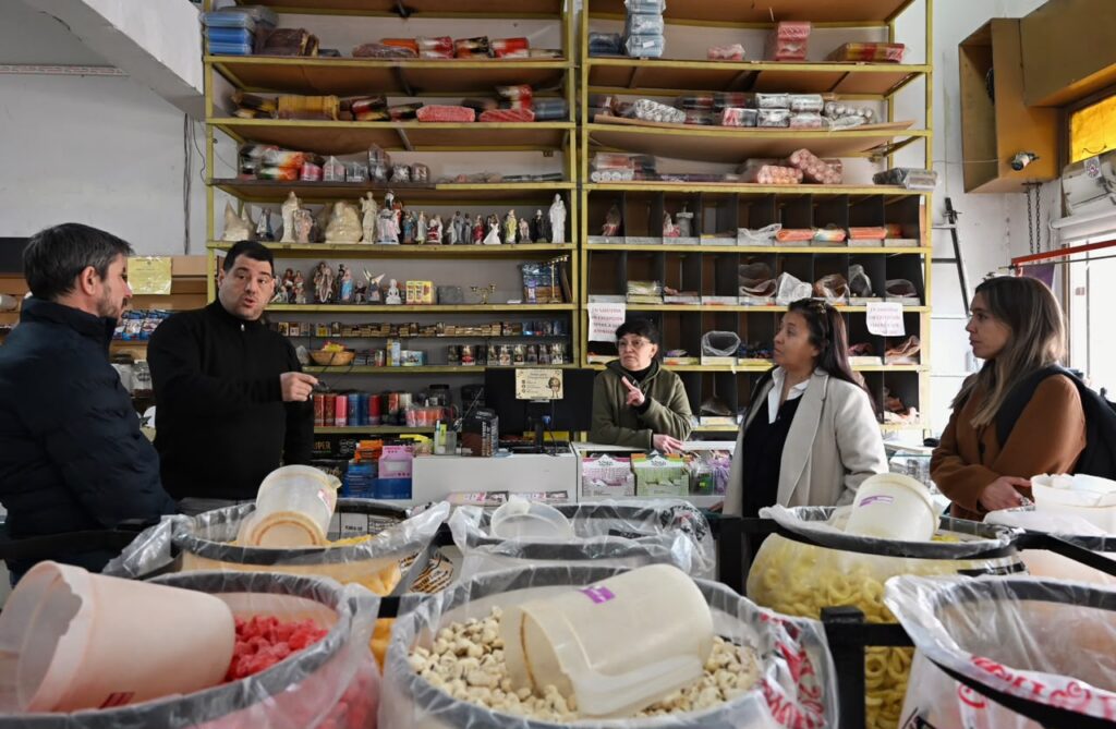Merino visitó al comercio La Botica Natural para abordar su problemática: el principal problema son las cargas sociales y el Formulario 931