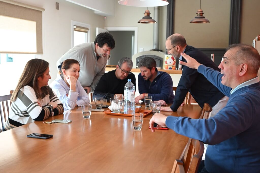 Merino se reunió con vecinos de Quintas del Valle para avanzar en mejoras de calles y en la instalación de cámaras