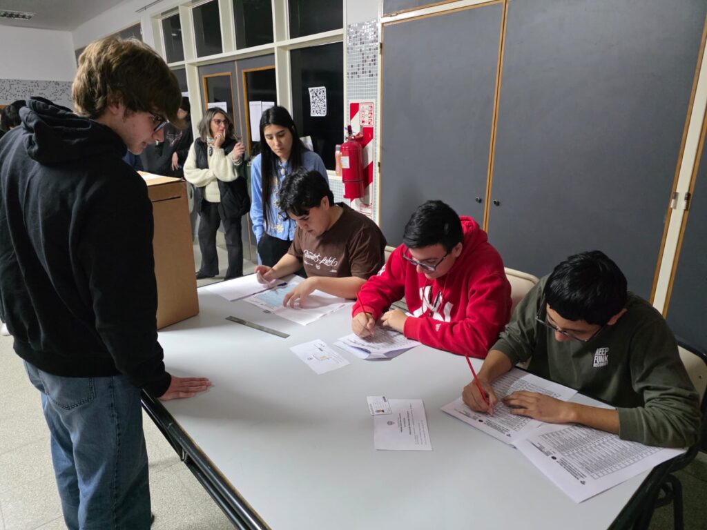 “Educar para la Democracia” llegó este lunes a la Escuela N.º 7721
