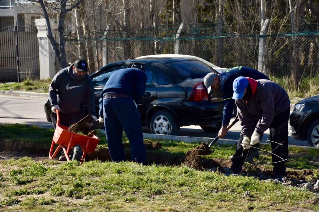 El Municipio de Trelew mejora y acondiciona plazas y espacios públicos de los barrios Luz y Fuerza y Los Sauces