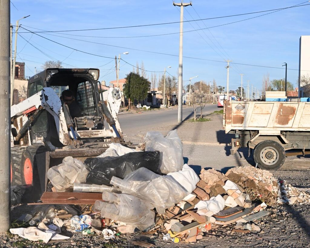 El Municipio de Trelew continúa con la limpieza y el ordenamiento urbano en el barrio Moreira