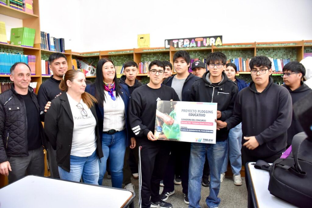 La Municipalidad de Trelew acompañó el cierre del Plogging Escolar y realizó un aporte económico a la Escuela N.º 793