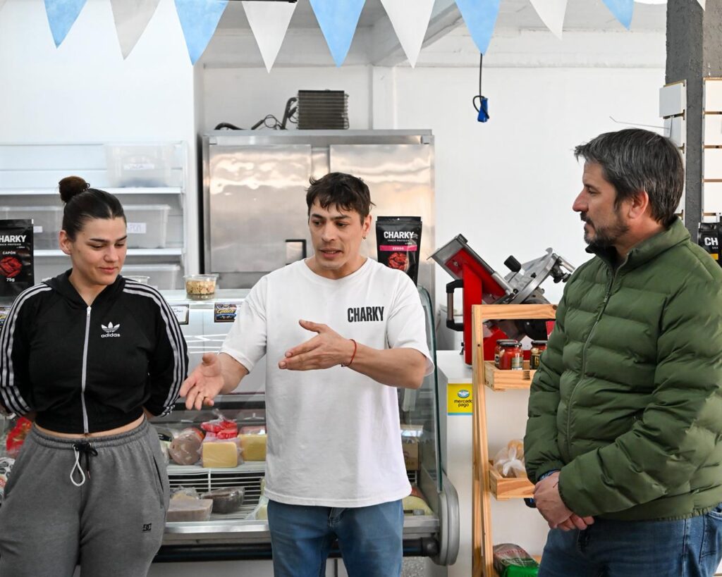Merino visitó Charky Snack, un emprendimiento de alimentos que crece en Trelew