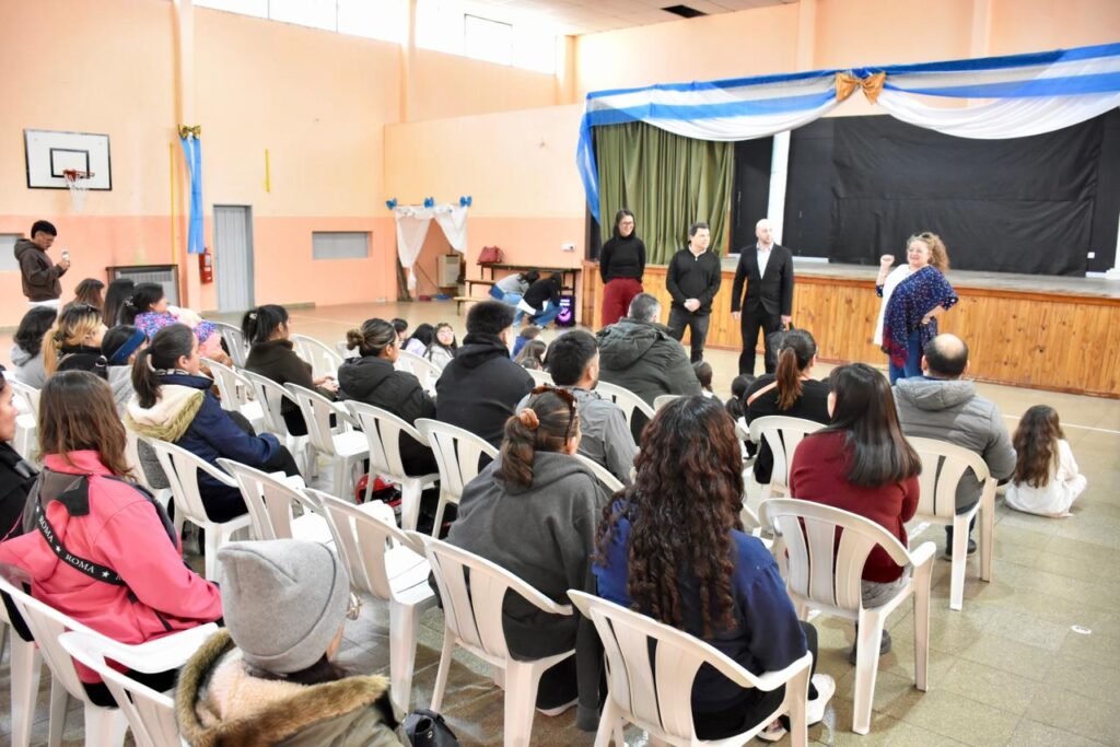 El Municipio de Trelew acompañó a familias y estudiantes de la Escuela N.º 123 en una jornada sobre derechos