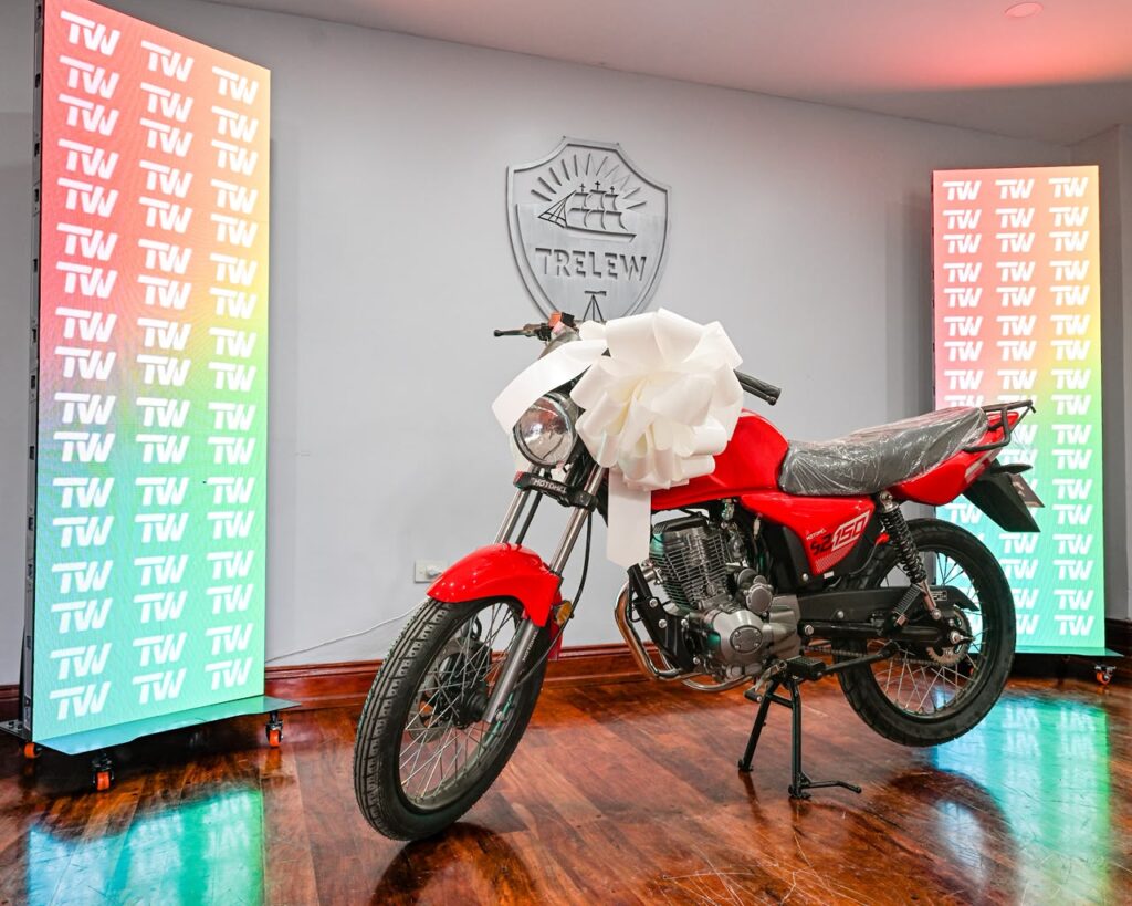 El Municipio de Trelew realizó el primer sorteo de motos entre contribuyentes al día