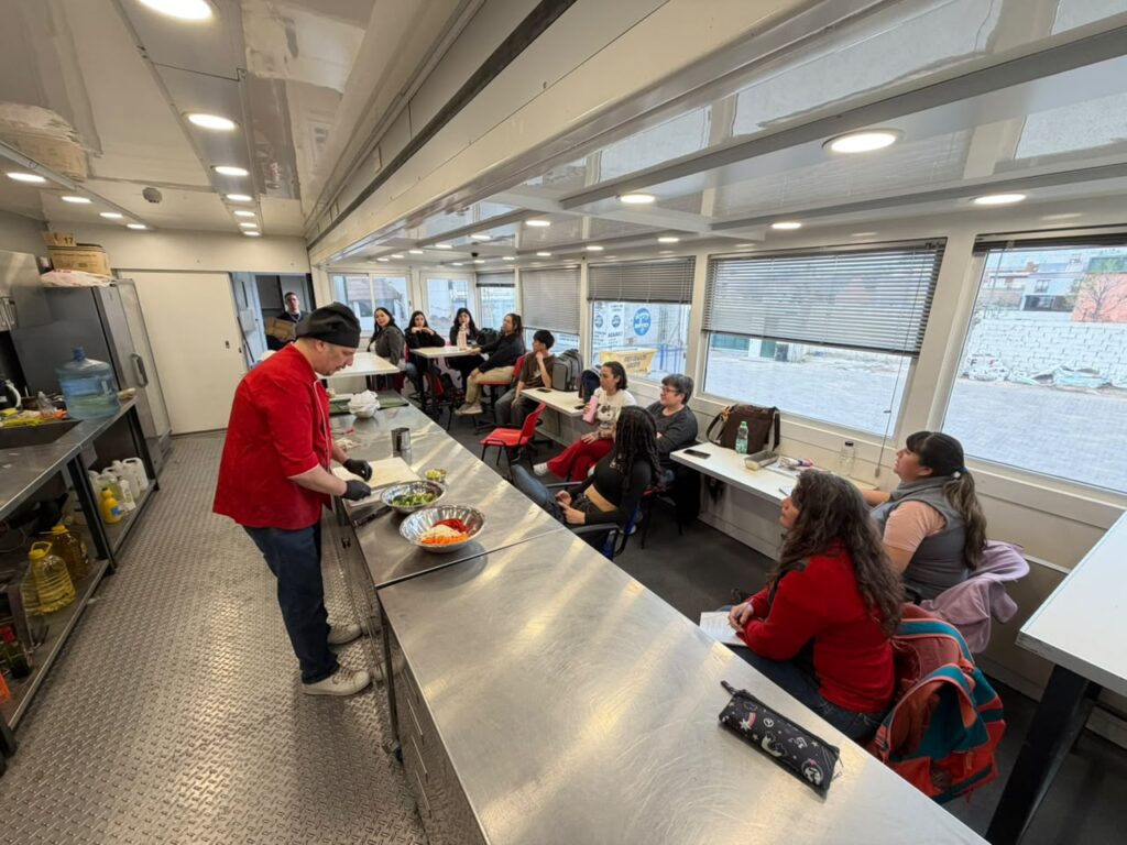 Trelew: el curso de Cocinero suma prácticas en el Módulo Educativo Móvil